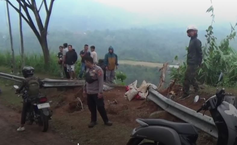 Kecelakaan Truk Angkut Pupuk Terjun ke Jurang 200 Meter di Sukabumi, Sopir Kritis