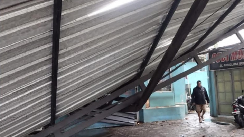 Hujan Deras dan Angin Kencang Rusak Puluhan Rumah di Malang, Warga Bersihkan Reruntuhan