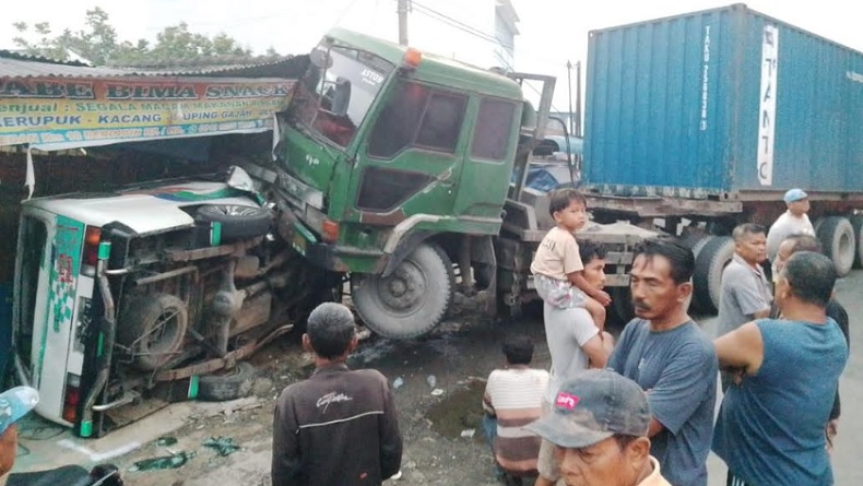 Truk Tabrak Minibus dan Rumah Warga di Simalungun, 7 Orang Terluka