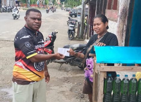 Pacu Kesejahteraan Pelaku UMKM, Legislator Perindo Bantu Modal Penjual Bensin Eceran di Sorong