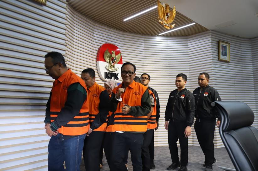 Pakai Rompi Tahanan KPK, Wamenaker Noel Acungkan 2 Jempol  - Bagian 3
