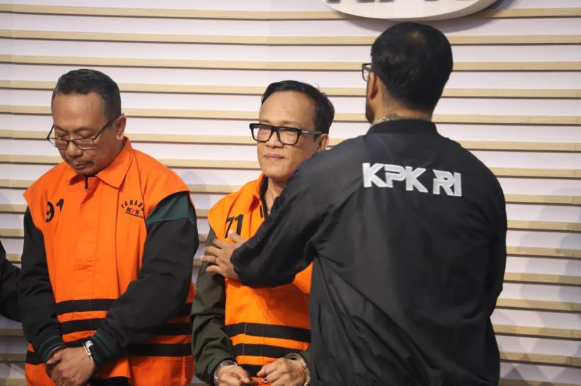 Pakai Rompi Tahanan KPK, Wamenaker Noel Acungkan 2 Jempol  - Bagian 5
