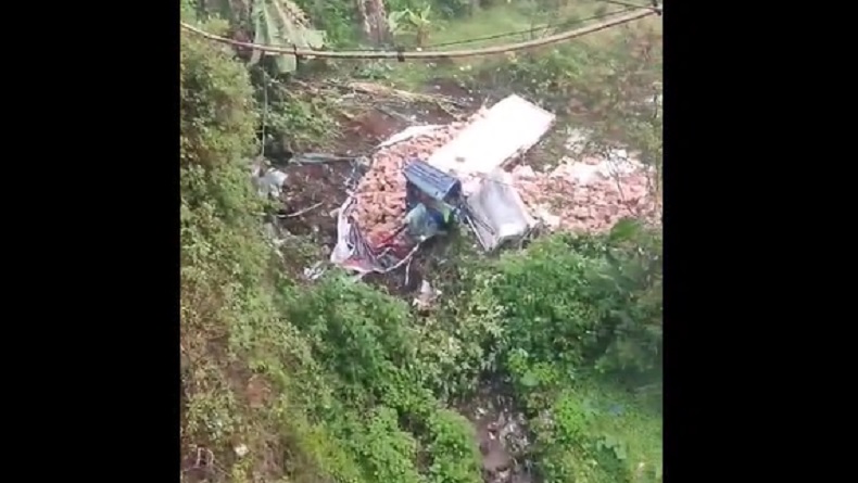 Kecelakaan di Cianjur, Truk Susu Rem Blong Terjun ke Sungai