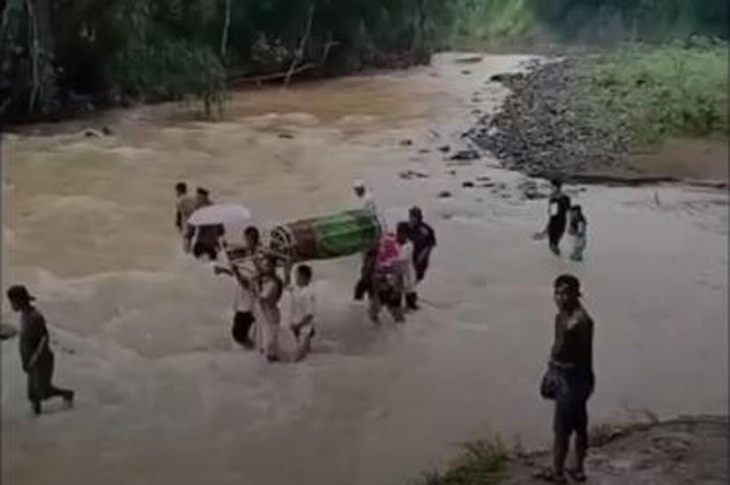 Viral! Warga Sukabumi Gotong Jenazah Seberangi Sungai Cikarang karena Jembatan Putus