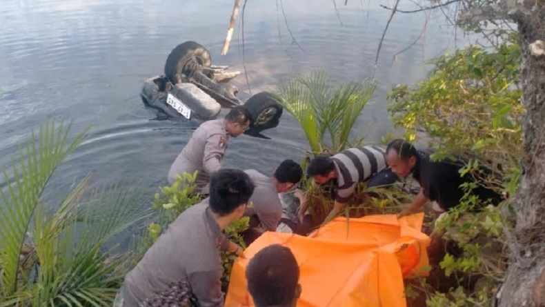 Suzuki Escudo Terjun ke Sungai dan Tenggelam di Tapteng, 3 Orang Tewas