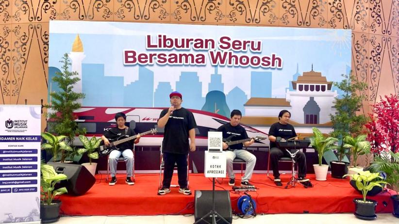 Musisi Jazz dan Seniman Jalanan Meriahkan Stasiun, KCIC Sajikan Pengalaman Unik bagi Penumpang Whoosh