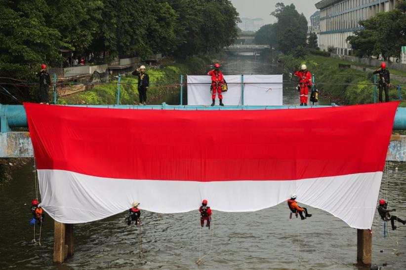 Bendera Merah Putih Raksasa di Atas Ciliwung - Bagian 2