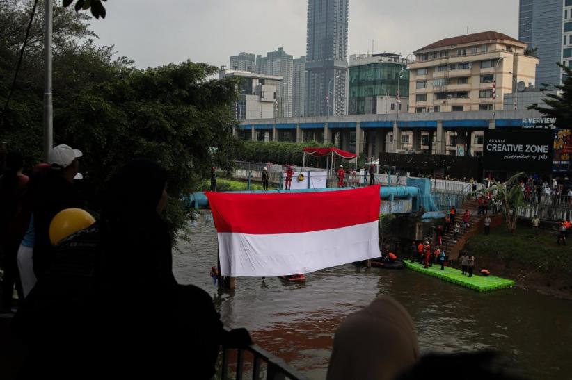Bendera Merah Putih Raksasa di Atas Ciliwung - Bagian 4