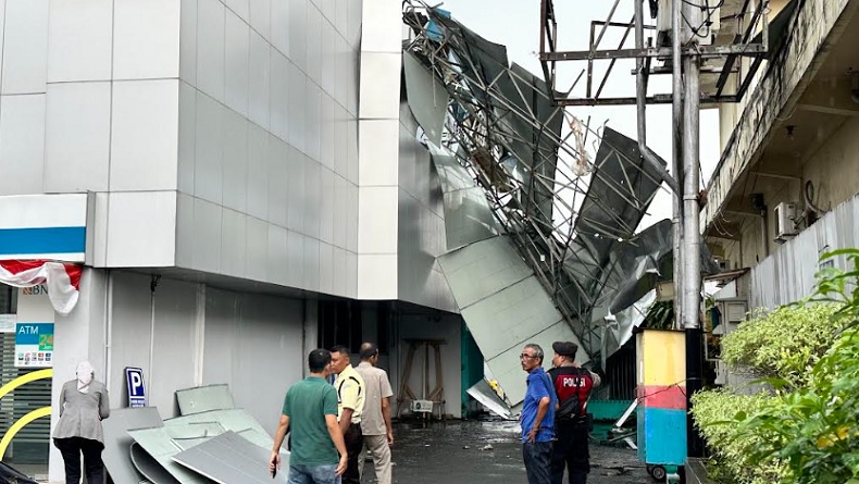 Atap Canopy Bank di Lubuklinggau Roboh Diterjang Hujan dan Angin Kencang