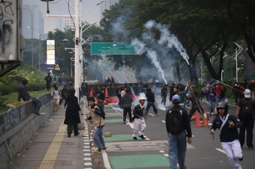 Perlawanan Massa Hadapi Polisi yang Bubarkan Aksi Unjuk Rasa di DPR - Bagian 3