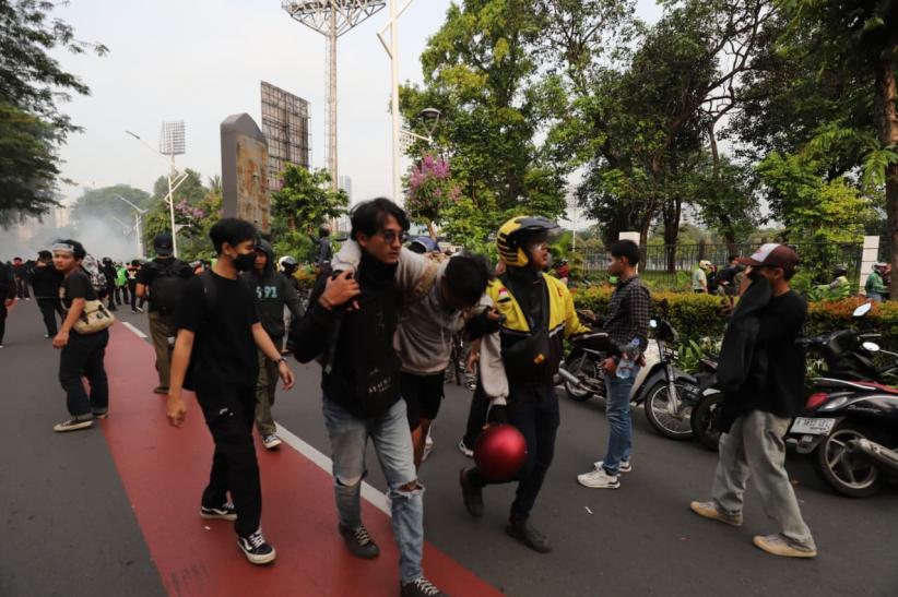 Perlawanan Massa Hadapi Polisi yang Bubarkan Aksi Unjuk Rasa di DPR - Bagian 5