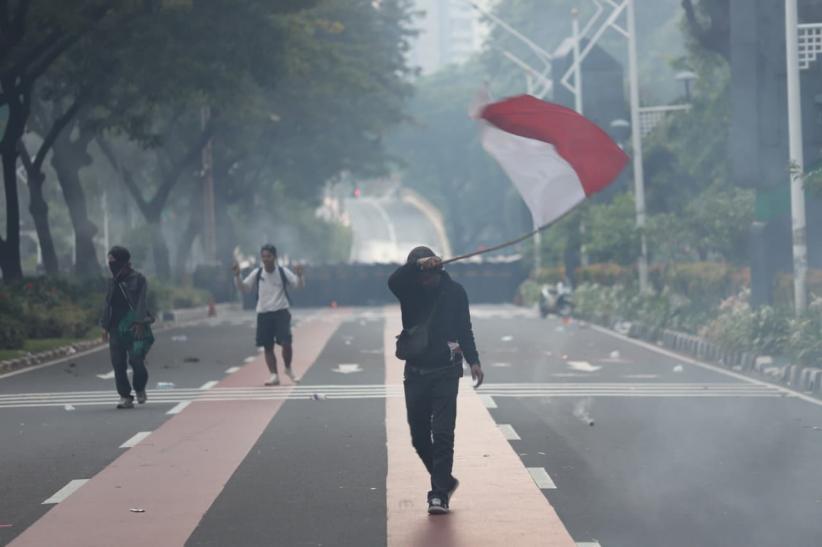 Perlawanan Massa Hadapi Polisi yang Bubarkan Aksi Unjuk Rasa di DPR - Bagian 1