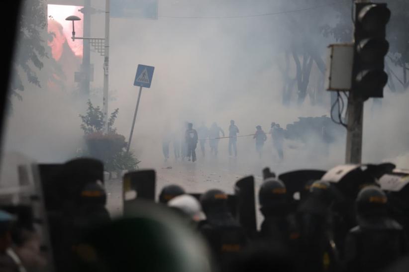 Perlawanan Massa Hadapi Polisi yang Bubarkan Aksi Unjuk Rasa di DPR - Bagian 4