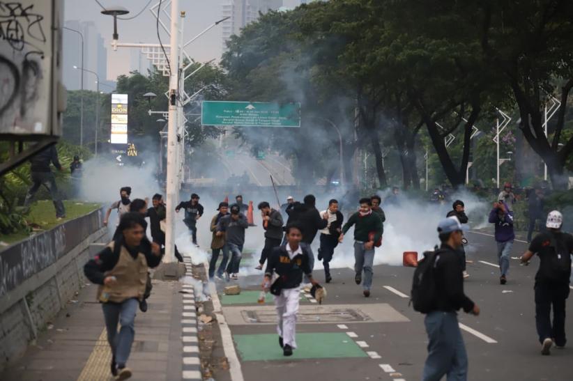 Perlawanan Massa Hadapi Polisi yang Bubarkan Aksi Unjuk Rasa di DPR - Bagian 2