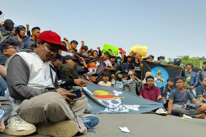 Massa Aksi Bubarkan DPR Bawa Bendera One Piece - Bagian 1