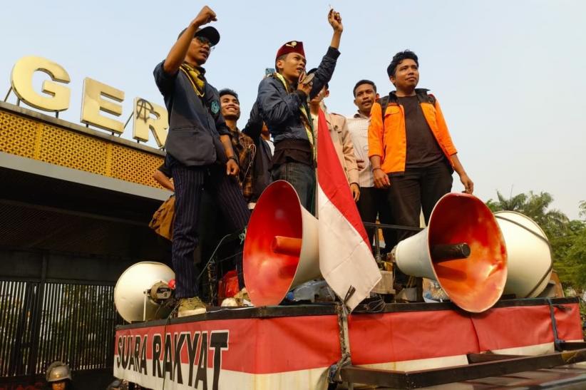 Massa Aksi Bubarkan DPR Bawa Bendera One Piece - Bagian 2