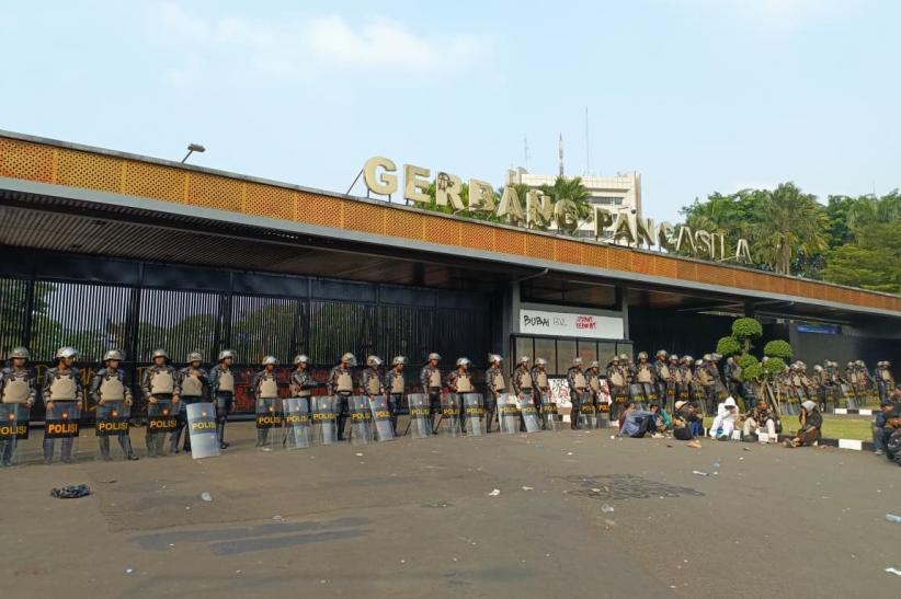 Massa Aksi Bubarkan DPR Bawa Bendera One Piece - Bagian 3