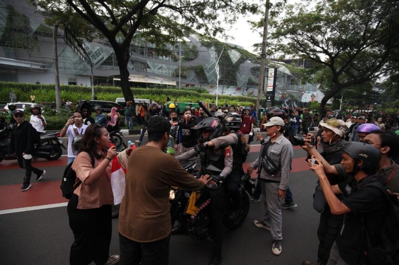 Dua Polisi Nyaris Diamuk Massa Pendemo DPR Gegara Motor Mogok - Bagian 5