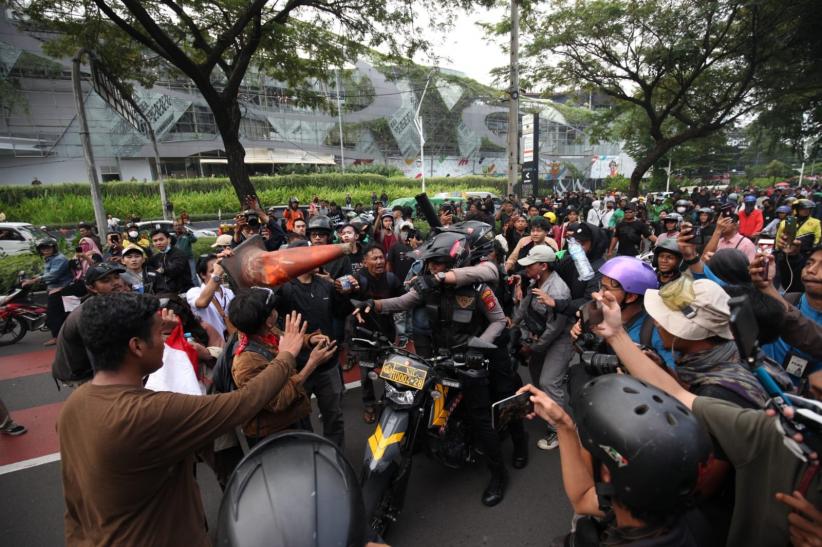 Dua Polisi Nyaris Diamuk Massa Pendemo DPR Gegara Motor Mogok - Bagian 3