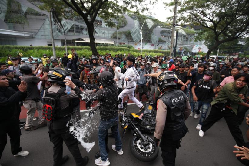 Dua Polisi Nyaris Diamuk Massa Pendemo DPR Gegara Motor Mogok - Bagian 4