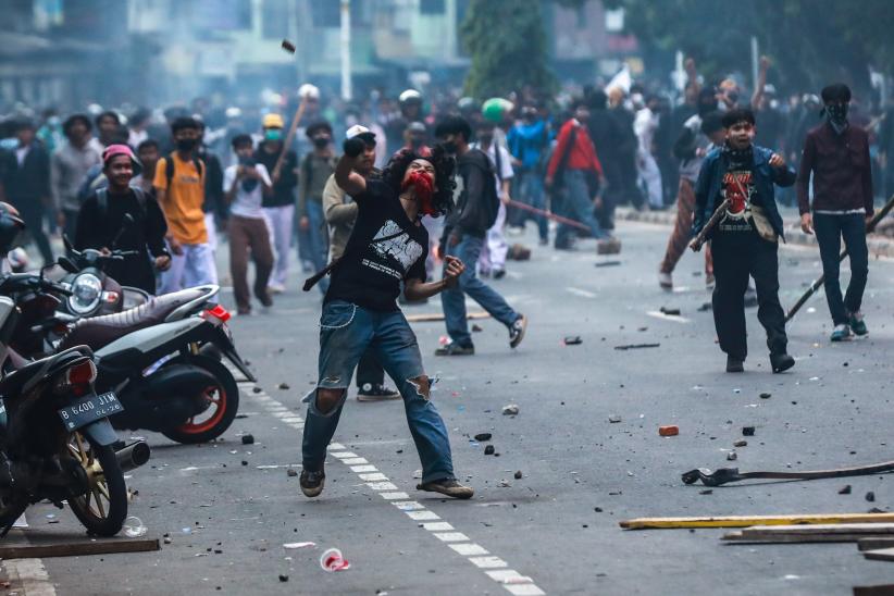 Demonstran Bubarkan DPR Bertahan di Pejompongan - Bagian 3