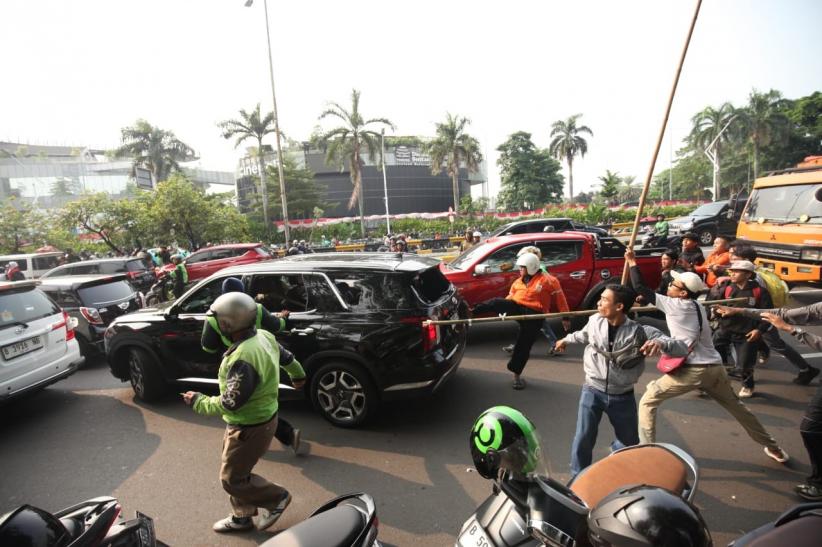 Mobil Mewah Plat ZZH Hancur Diserang Massa Demo DPR - Bagian 2