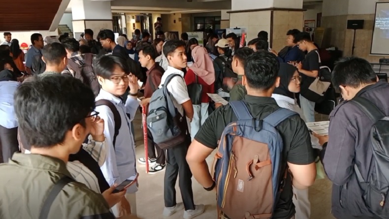 Ratusan Pencari Kerja Serbu Job Fair di Surabaya, Rela Antre untuk Wawancara