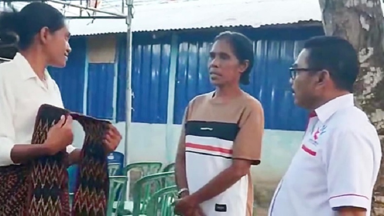 Pacu Produktivitas Penenun Sikka, Legislator Perindo Marthen Luther Salurkan Bantuan Benang