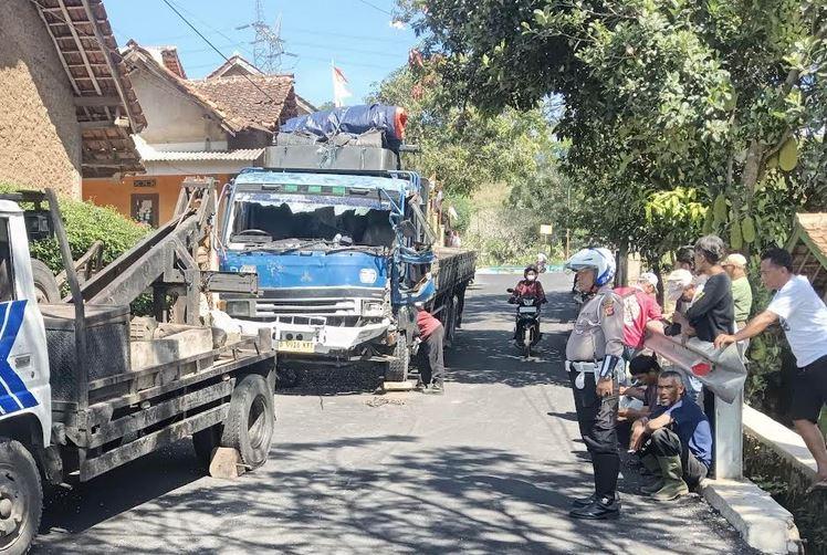 Kecelakaan Beruntun 2 Truk dan Motor di Jalur Pabrik Sumedang, 1 Orang Luka-Luka