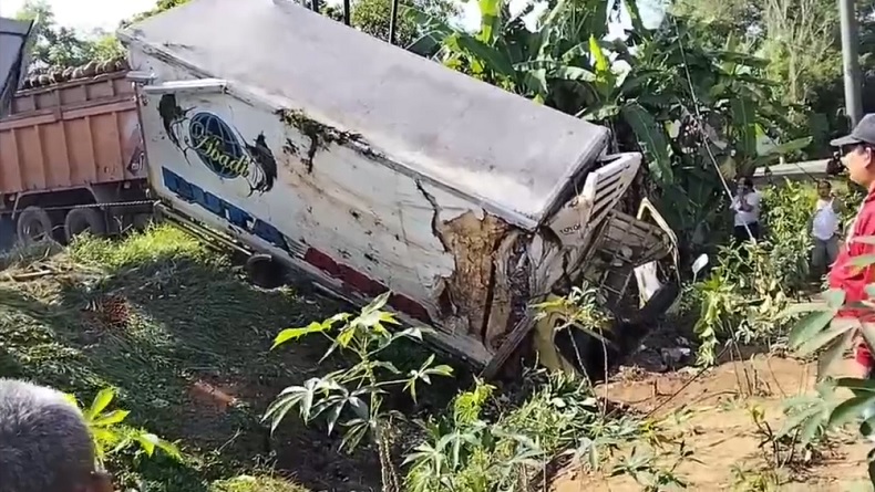 Truk Boks Bermuatan Ikan Terjun ke Siring di Mesuji, Sopir Tewas Terjepit Kabin