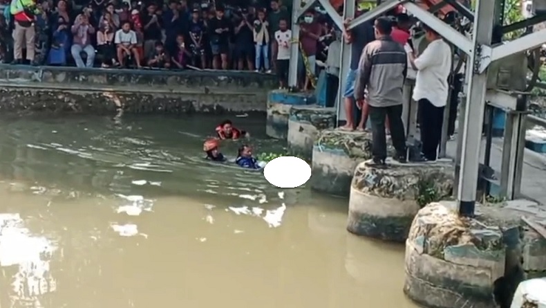 Mayat Pria Mengapung di Sungai Kanal Prambon Gegerkan Warga Sidoarjo
