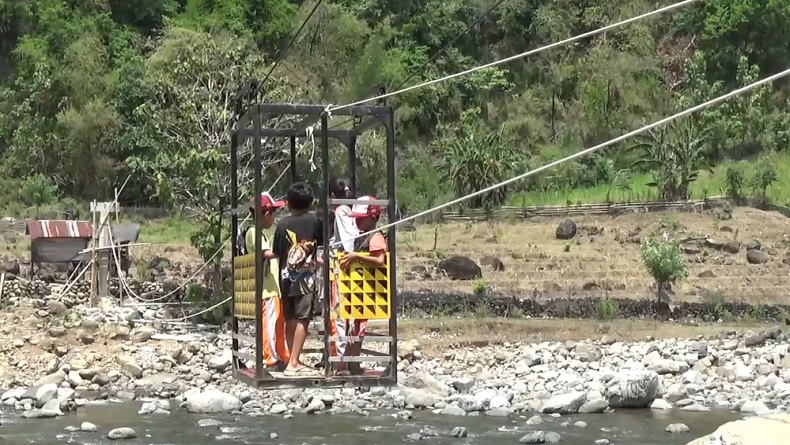 Miris! Siswa SD di Maros Bertaruh Nyawa Naiki Gondola Seberangi Sungai ke Sekolah 