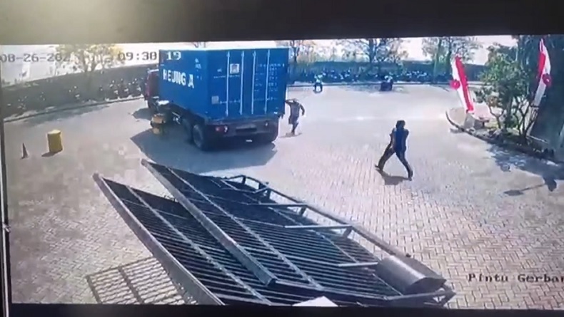 Mengerikan! Truk Kontainer Meluncur Tanpa Pengemudi Tabrak 4 Motor di Mojokerto Terekam CCTV