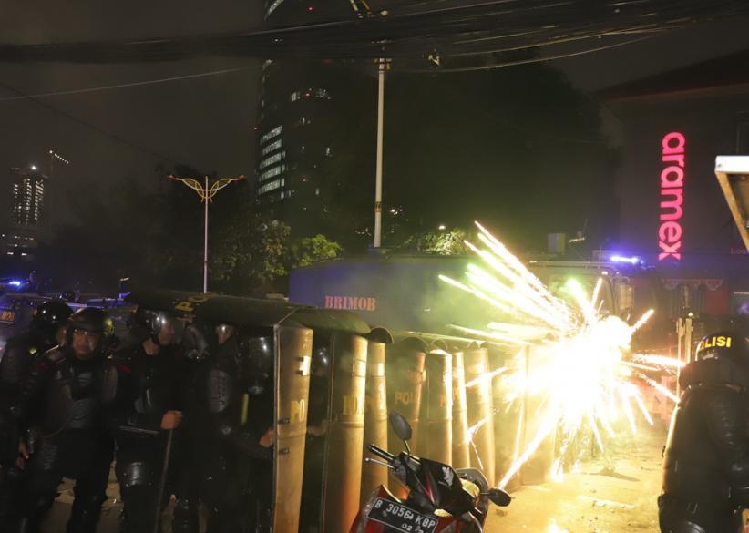 Pejompongan Mencekam! Brimob Dihujani Batu, Petasan dan Bom Molotov - Bagian 3