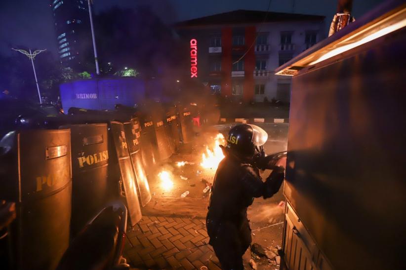 Pejompongan Mencekam! Brimob Dihujani Batu, Petasan dan Bom Molotov - Bagian 5