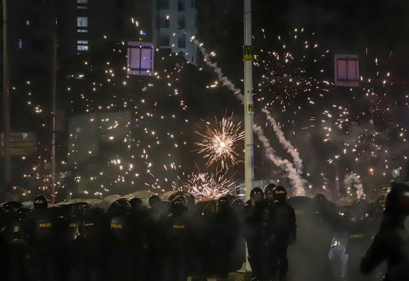 Pejompongan Mencekam! Brimob Dihujani Batu, Petasan dan Bom Molotov - Bagian 2