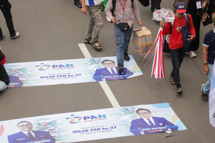 Wajah Eko Patrio Diinjak-Injak Massa Buruh - Bagian 3