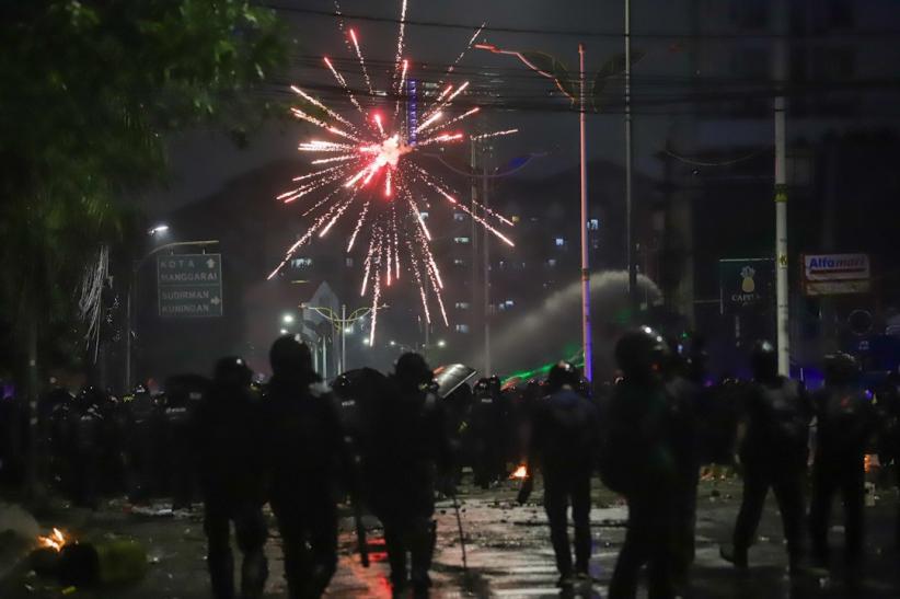 Pejompongan Mencekam! Brimob Dihujani Batu, Petasan dan Bom Molotov - Bagian 4