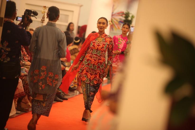 Peragaan Kebaya Betawi Ramaikan Balai Kota Jakarta - Bagian 3