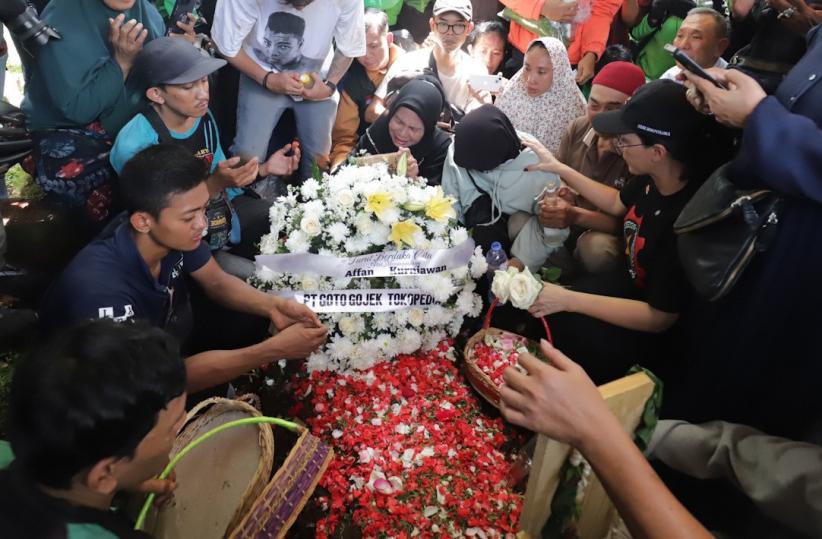Tangisan Keluarga Affan Kurniawan, Driver Ojol yang Tewas Dilindas Rantis Brimob - Bagian 1