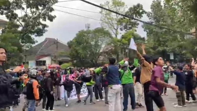 Demo Memanas, Jalan Diponegoro di Depan DPRD Jabar dan Gedung Sate Ditutup Total