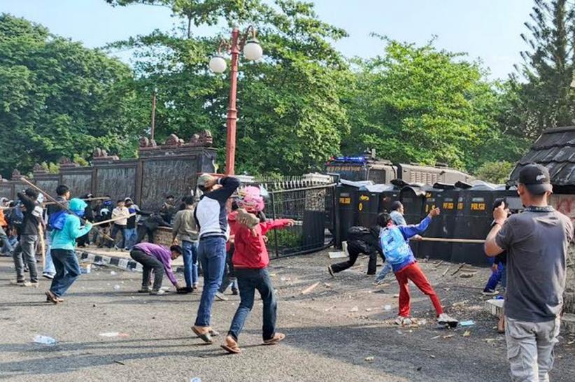 title Demo Mahasiswa di DPRD Jambi Ricuh, 9 Polisi Dievakuasi ke RS Bhayangkara Demo Mahasiswa di DPRD Jambi Ricuh, 9 Polisi Dievakuasi ke RS Bhayangkara