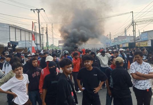 Demo Solidaritas Ojol Affan di Polres Karawang Ricuh! Massa Lempar Petasan