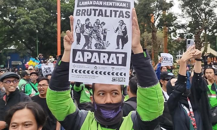 title Warga Malang Gelar Aksi Solidaritas Ojol Affan yang Tewas Dilindas Barracuda Brimob Warga Malang Gelar Aksi Solidaritas Ojol Affan yang Tewas Dilindas Barracuda Brimob