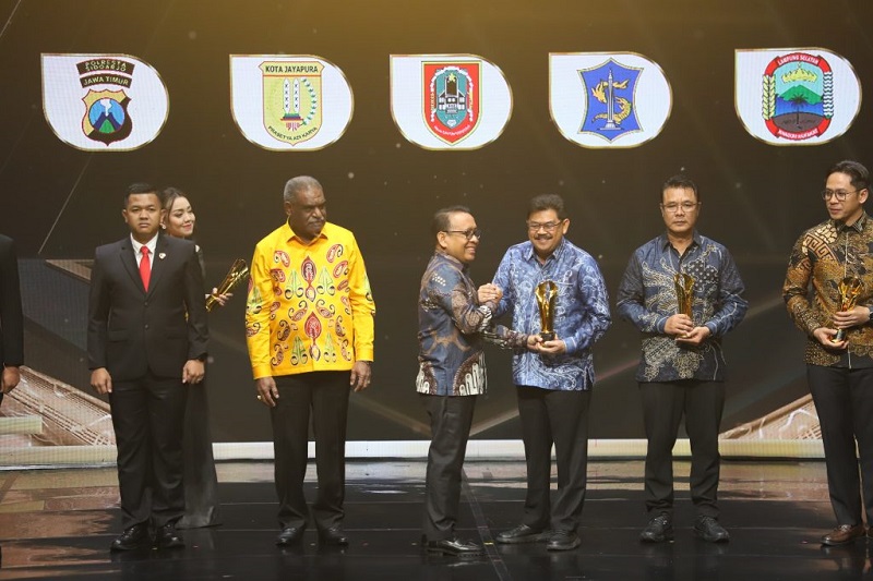 Gubernur Kalsel Raih Penghargaan Pelayanan Publik di Pemimpin Daerah Awards 2025