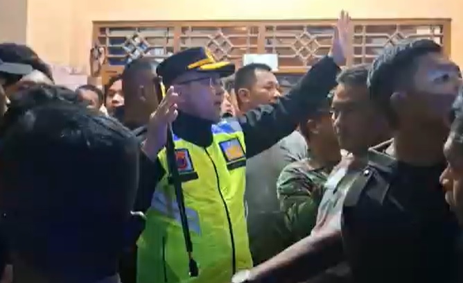 Pekalongan Mencekam! Ribuan Warga Kepung Rumah Pelaku Pencabulan Anak