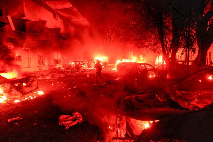 Penampakan Gedung DPRD Makassar Dibakar Massa - Bagian 4