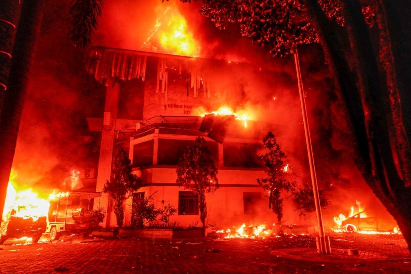 Penampakan Gedung DPRD Makassar Dibakar Massa - Bagian 1