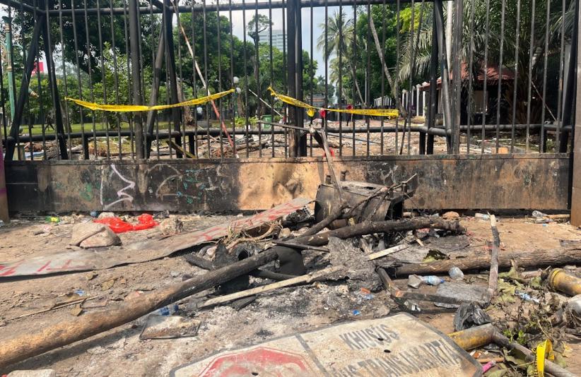 Suasana DPR Kondusif, Polisi Jajan Kopi Starling - Bagian 3