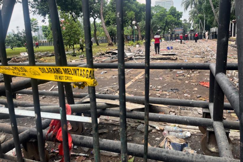 Suasana DPR Kondusif, Polisi Jajan Kopi Starling - Bagian 4